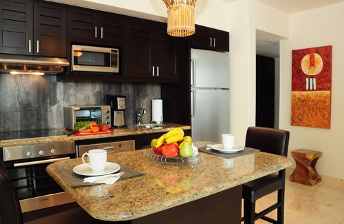 Downtown Condo | Oceanfront condo on the beach w/hot tub! Minutes walk to restaurants and bars!