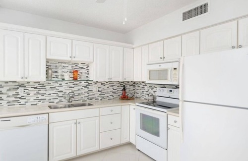 Central Beach Apartment | Oceanfront condo living in the heart of Vero beach