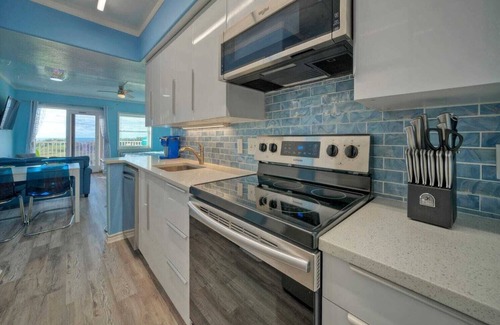 Port Aransas Apartment | Oceanfront Condo w/Private Balcony Pool + Tennis Bubbly Blew by Avantstay