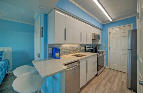 Port Aransas Apartment | Oceanfront Condo w/Private Balcony Pool + Tennis Bubbly Blew by Avantstay