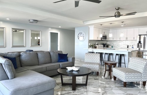 Plan Libertador Condo | Oceanfront Condo w/Pool & Steps to Sandy Beach & Mins to Downtown