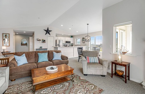 Westport Condo | Oceanfront condo with balcony, telescope, W/D, pool, & hot tub