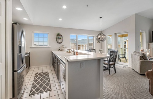 Westport Condo | Oceanfront condo with balcony, telescope, W/D, pool, & hot tub