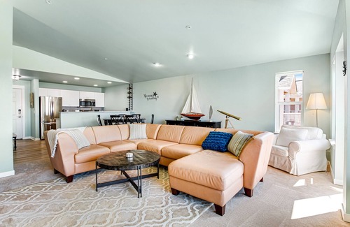 Westport Condo | Oceanfront condo with sweeping ocean views, pool & hot tub access - WiFi, W/D