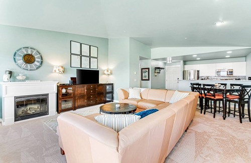 Westport Condo | Oceanfront condo with sweeping ocean views, pool & hot tub access - WiFi, W/D