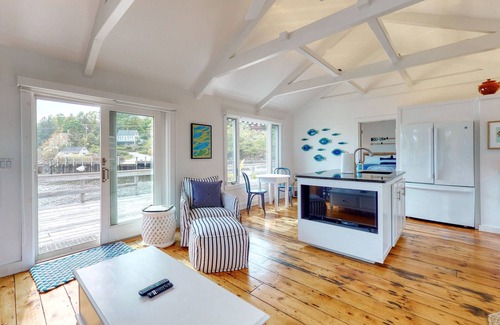 Boothbay Harbor House | Oceanfront Cottage & Studio on Mill Cove w/Water Views, Deck - Walk Downtown