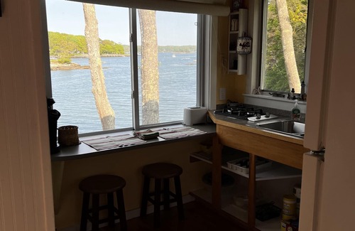 Boothbay Harbor Cottage | Oceanfront Cottage For 2! Quiet, kayaking, and enjoy the natural beauty!