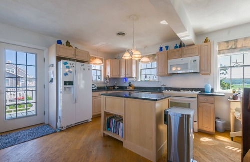 East Sandwich House | Oceanfront dog friendly cottage on Spring Hill Beach with AC