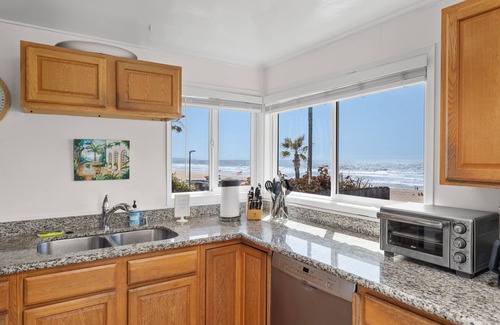 El Porto House | Oceanfront Dream Home w/Jacuzzi