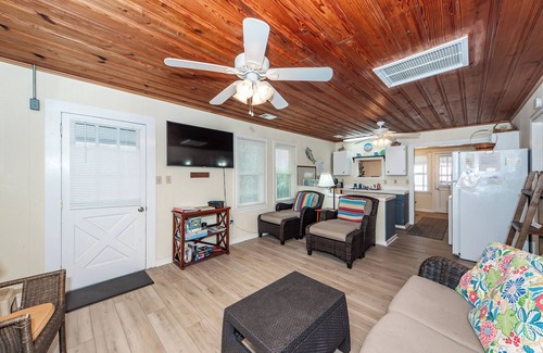 Edisto Island House | Oceanfront- Edisto Beach Cottage-Screen porch