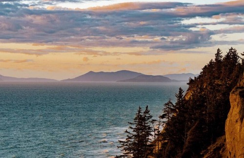 Oak Harbor House | Oceanfront Family Retreat