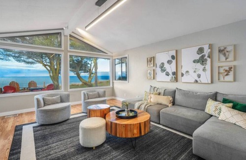 Oak Harbor House | Oceanfront Family Retreat