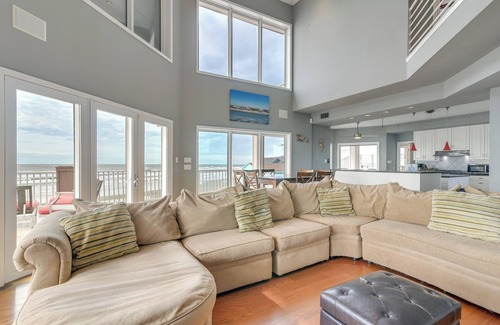 Spanish Grant House | Oceanfront Galveston Beach House: Steps to Sand!