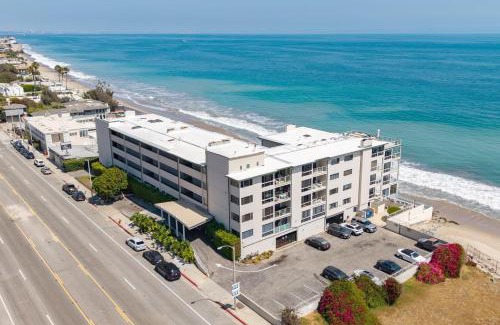 Eastern Malibu House | Oceanfront Gem w Balcony Pool Hot Tub Carbon Beach Access Bluewater Haven by AvantStay
