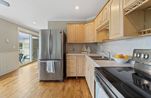 Cape Neddick Cottage | Oceanfront getaway, private boardwalk steps to Cape Neddick Beach