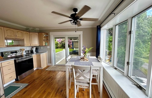 Cape Neddick Cottage | Oceanfront getaway, private boardwalk steps to Cape Neddick Beach
