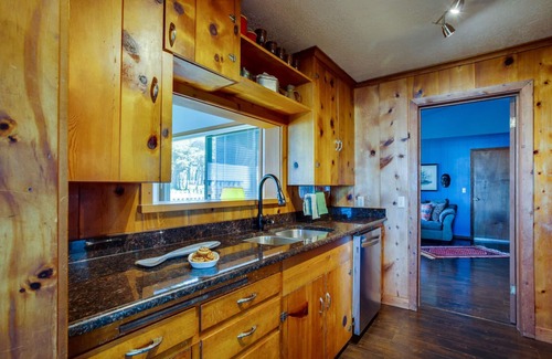 Yachats House | Oceanfront Home! Hot tub! Dog Friendly!