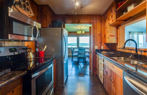 Yachats House | Oceanfront Home! Hot tub! Dog Friendly!