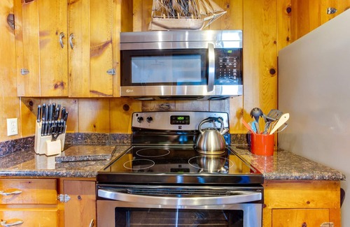 Yachats House | Oceanfront Home! Hot tub! Dog Friendly!