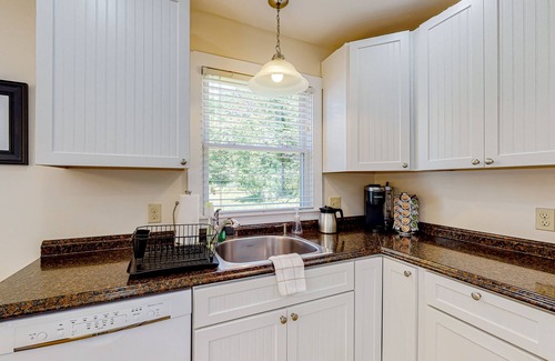 Boothbay Harbor House | Oceanfront home on Lobster Cove with deck & shared firepit - walk to town