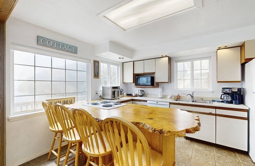 Trinidad House | Oceanfront home with amazing views, hot tub, WiFi & deck - hiking nearby