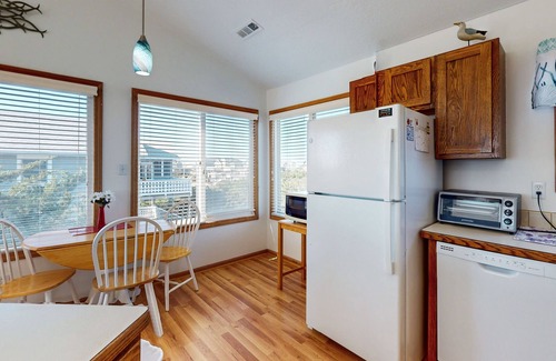 Waves House | Oceanfront house w/private hot tub, balcony, washer/dryer, WiFi, central AC