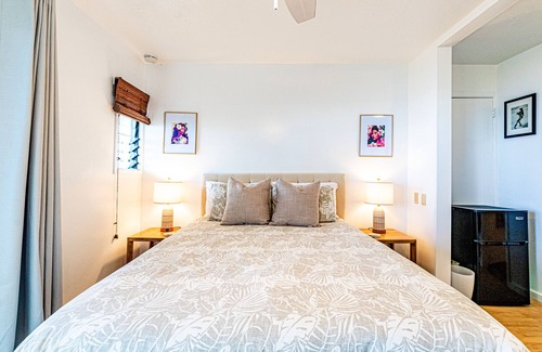 Kapoho House | Oceanfront in Hilo Hale Kai Suites Heritage Room - Queen Bed, Private Bath