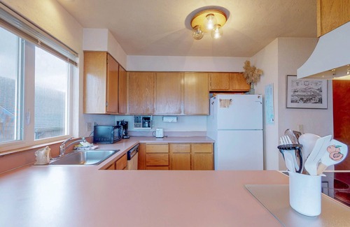 Newport Condo | Oceanfront Nye Beach condo with views of ocean and lighthouse - great location