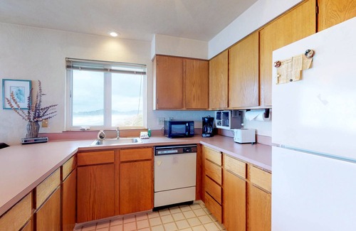 Newport Condo | Oceanfront Nye Beach condo with views of ocean and lighthouse - great location