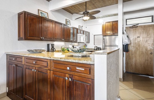 Kailua-Kona Condo | Oceanfront Penthouse - AC, Crashing Waves, Spectacular Sunsets, Surfers, Turtles