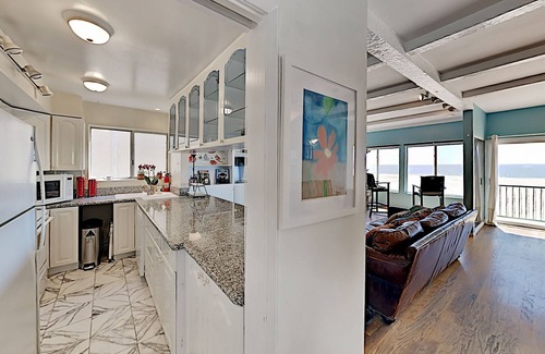 Playa Del Rey House | Oceanfront Silicon Beach Retreat w/ Private Balcony: Near LAX Airport
