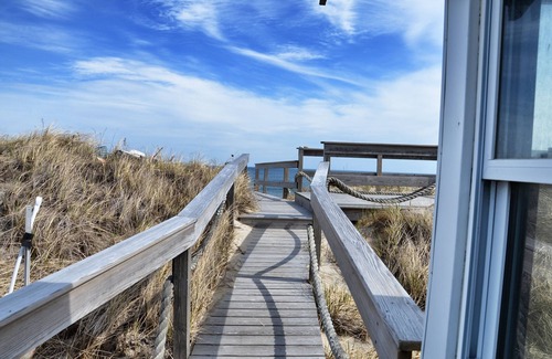 East Sandwich Cottage | Oceanfront - Spring Hill Beach - Sleeps 6