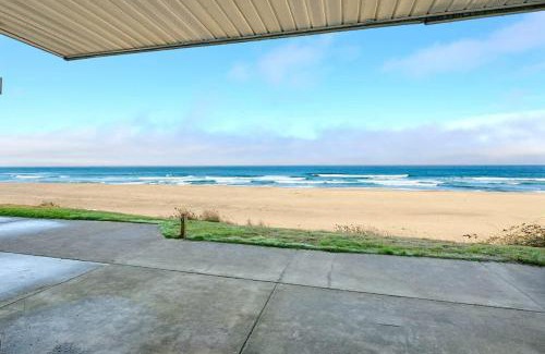 Lincoln City House | Oceanfront Studio - Sleeps 4 - Ground Floor - Pool and Hot Tub