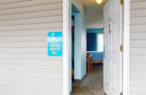 Lincoln City House | Oceanfront Studio - Sleeps 4 - Ground Floor - Pool and Hot Tub