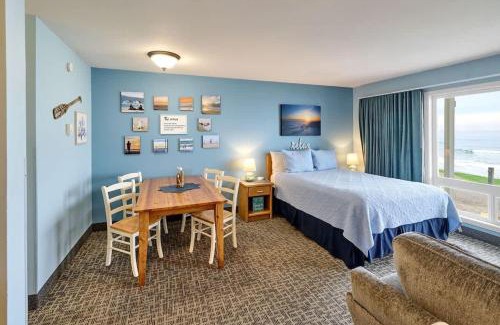 Lincoln City House | Oceanfront Studio - Sleeps 4 - Ground Floor - Pool and Hot Tub
