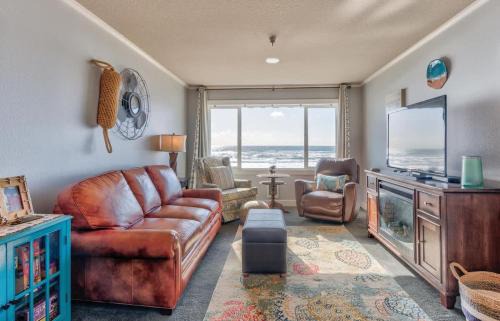 Lincoln City House | Oceanfront Suite - Top Floor - Pool and Sauna - Sleeps 4