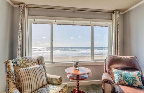 Lincoln City House | Oceanfront Suite - Top Floor - Pool and Sauna - Sleeps 4
