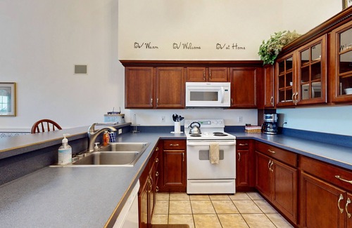 Ocean Shores Condo | Oceanfront suite w/deck, beach view, fireplace & jetted tub