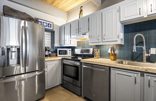 Kailua-Kona Condo | Oceanfront, Top Floor Two-Bedroom Condo w/Split System A/C!