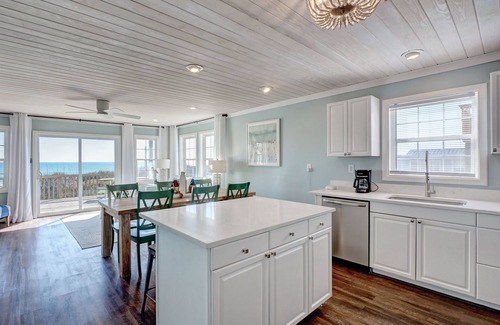 McCutcheon Field House | Oceanfront House w/Direct Beach Access
