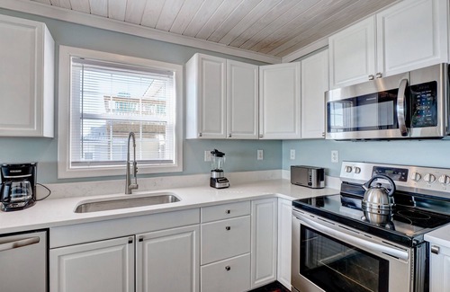 McCutcheon Field House | Oceanfront House w/Direct Beach Access