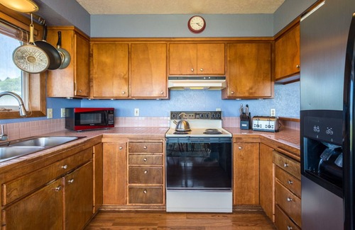 Yachats House | Oceanfront Wave Watching with Hot Tub & Walk To Everywhere in Yachats!