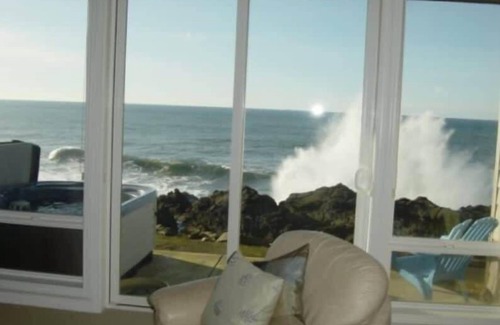 Depoe Bay Condo | Oceanfront, Whales & Hot Tub | The Pointe