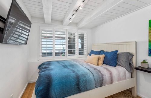 Eastern Malibu House | Oceanfront with Hot Tub, BBQ, Private Beach, Dog Friendly