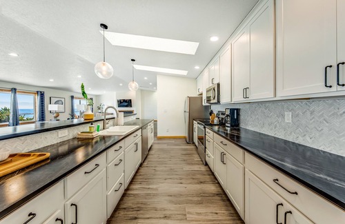 Edgewater Shores Cottage | Oceanside Big Stump Beach getaway with hot tub & ocean views - dog-friendly