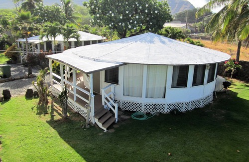 Makaha House | Oceanside Bungalow on beautiful Makaha Beach. Great surfing and snorkeling