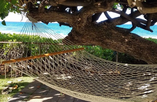 Makaha House | Oceanside Bungalow on beautiful Makaha Beach. Great surfing and snorkeling
