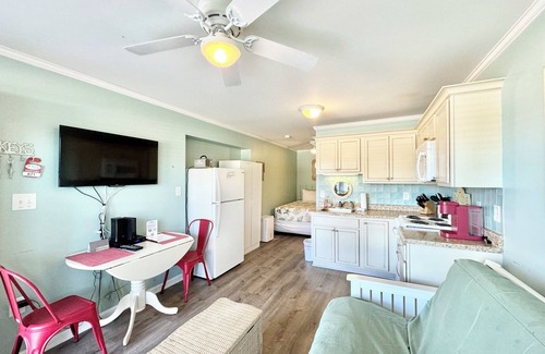 Atlantic Beach Condo | Oceanside Community 50 STEPS from PRIVATE BEACH WiFi Kitchen Pool BBQ Grill