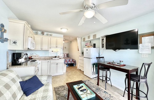 Atlantic Beach Apartment | Oceanside Getaway Studio Kitchen Pool WiFi