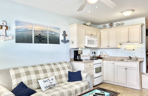 Atlantic Beach Apartment | Oceanside Getaway Studio Kitchen Pool WiFi